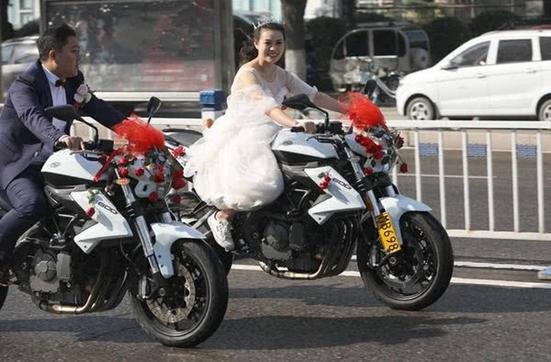 婚礼新风尚，女子结婚请18个摩友给自己接亲