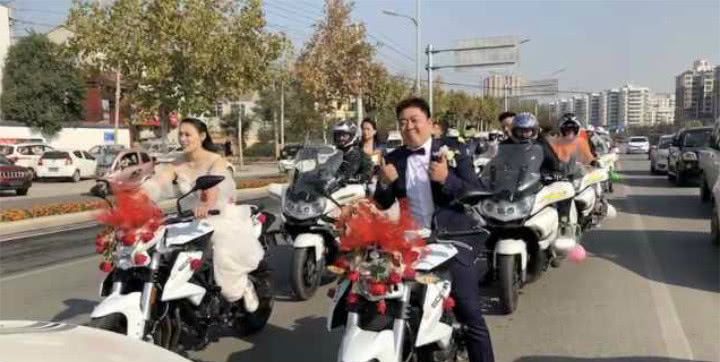 婚礼新风尚，女子结婚请18个摩友给自己接亲