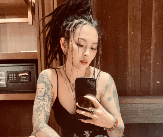 蔡依林勇敢面对蛇缠腰，健康生活从早睡开始