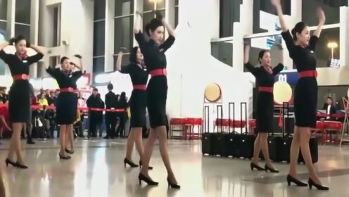 马来西亚空姐飞行途中跳舞，娱乐还是失职？