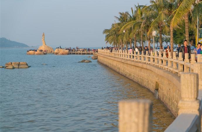 台风前夕的珠海，天空绚烂晚霞与自然力量的较量
