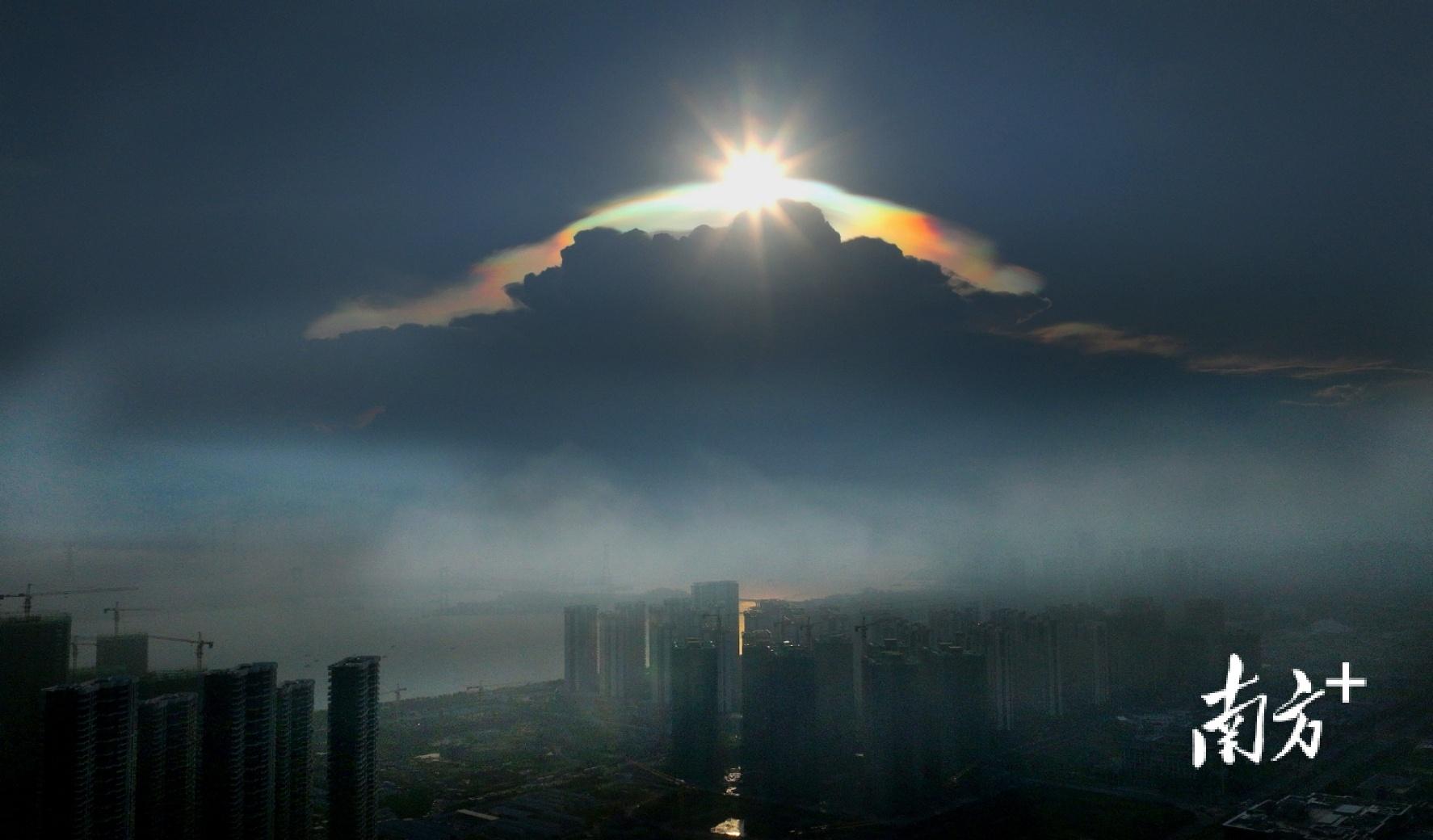 台风前夕的珠海，天空绚烂晚霞与自然力量的较量
