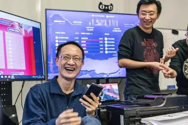 雷军的豪言，小米17电量几乎是iPhone17两倍，智能手机市场竞争再添新战火
