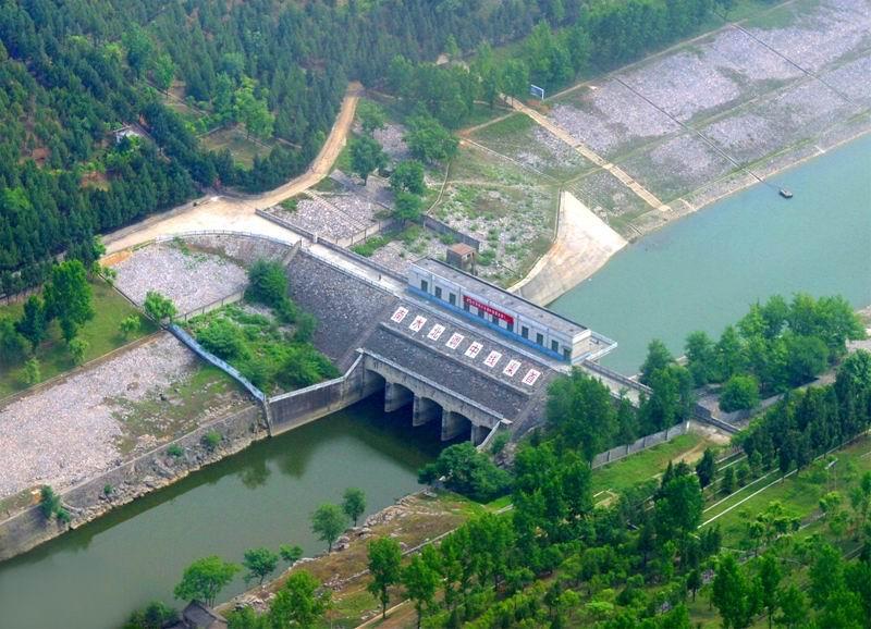 天坑溶洞垃圾堆积如山，10层楼高垃圾山引发当地紧急通报